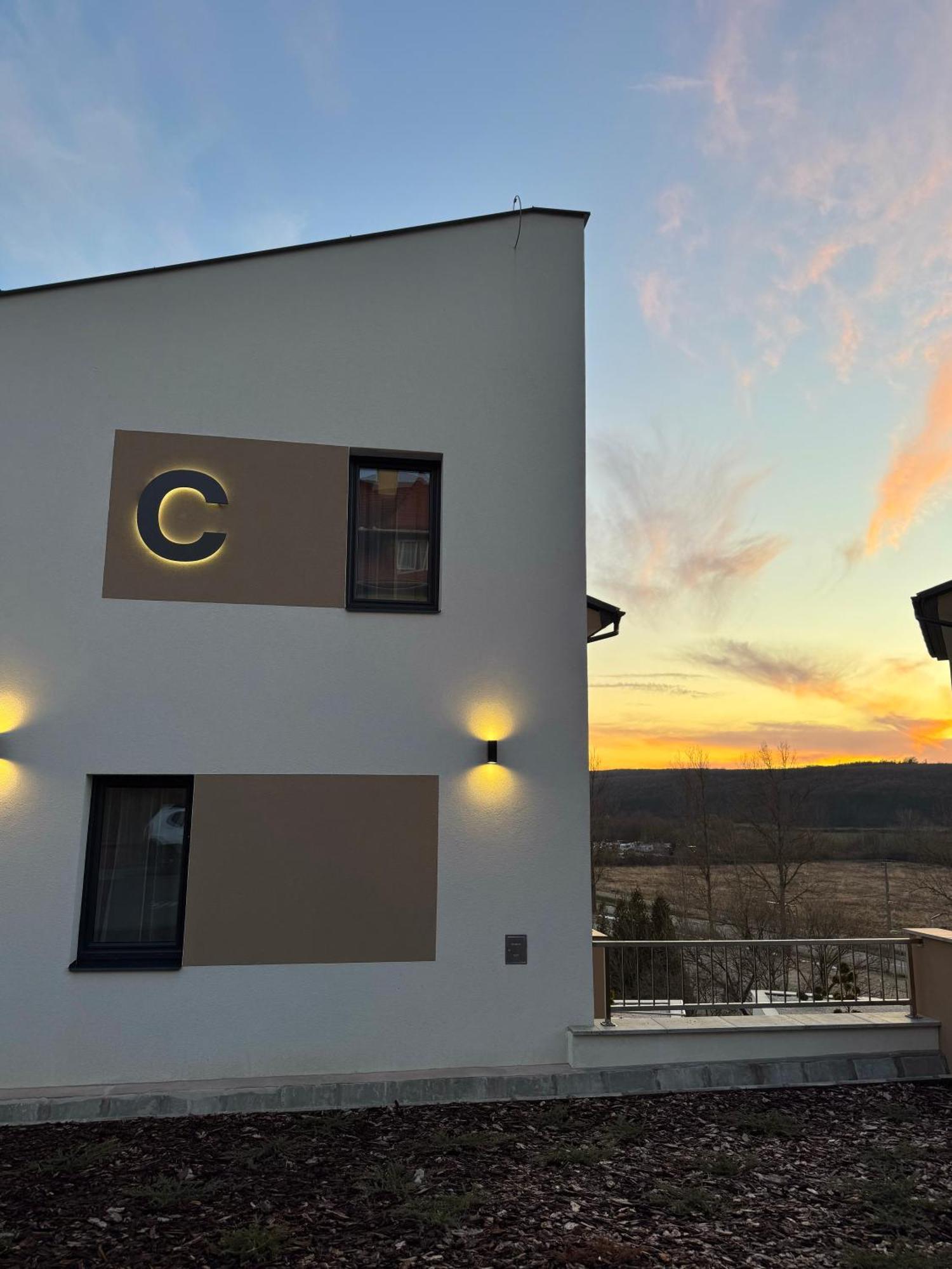 Salt Hill Premium Apartments エゲルサローク エクステリア 写真